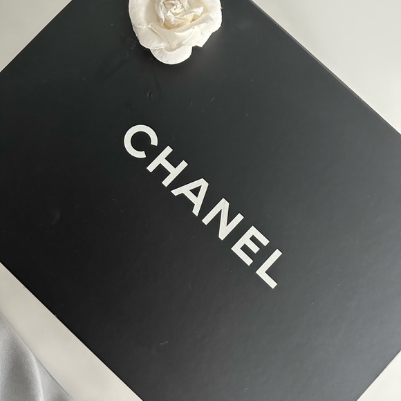 Authentic large Chanel Boy Bag in black calfskin. Comes with full set. - Picture 5 of 12